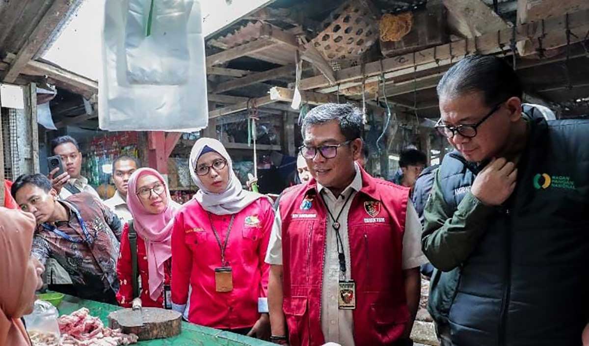 Petugas saat melakukan pengecekan ke pasar.