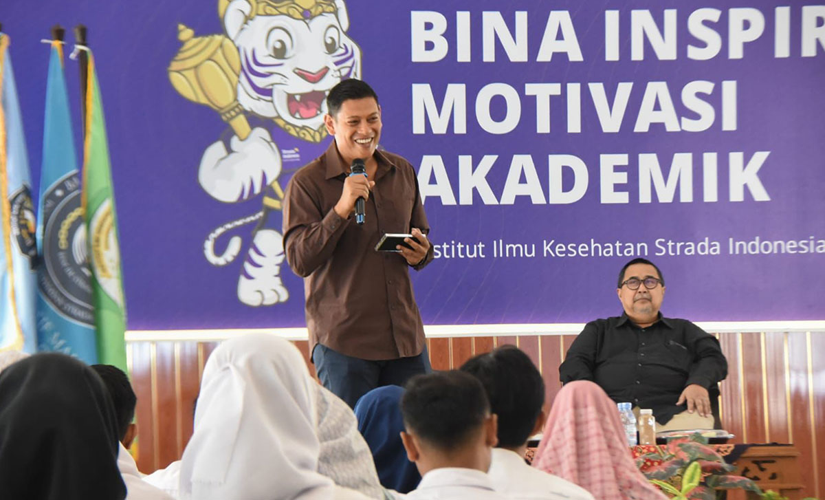 Wali Kota Kediri Abdullah Abu Bakar saat menjadi narasumber pada Bina Inspirasi Motivasi Akademik (BIMA) di IIK Strada Kediri, Sabtu (23/9/2023).