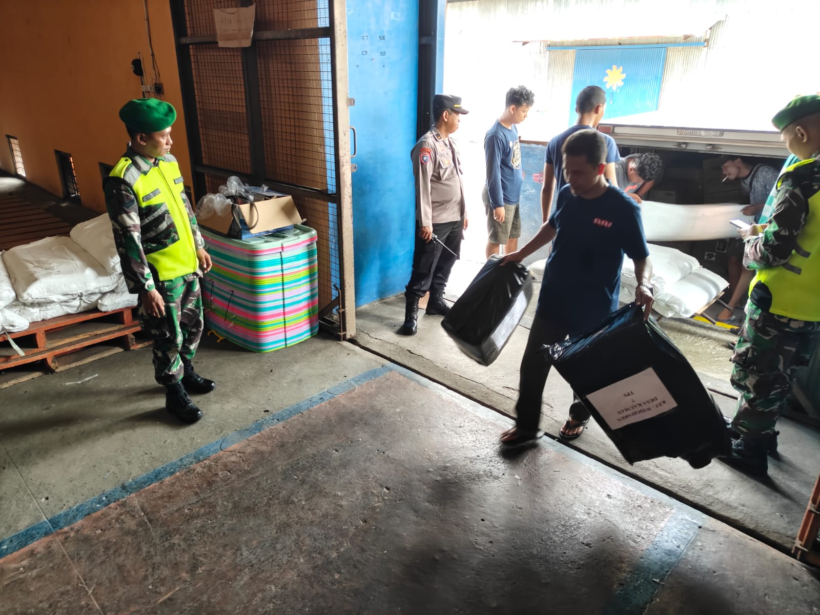 Logistik Pilkada serentak yang tiba di gudang KPU Ngawi