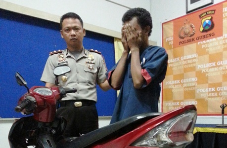 ?Pelaku didampinggi Kapolsek, bersama motor milik hasil curian. Foto:rusmiyanto/BANGSAONLINE