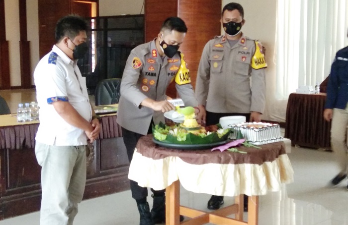 Kapolres Nganjuk AKBP Jimmy Tana saat potong tumpeng di HUT Humas ke-70. foto: BAMBANG/ BANGSAONLINE