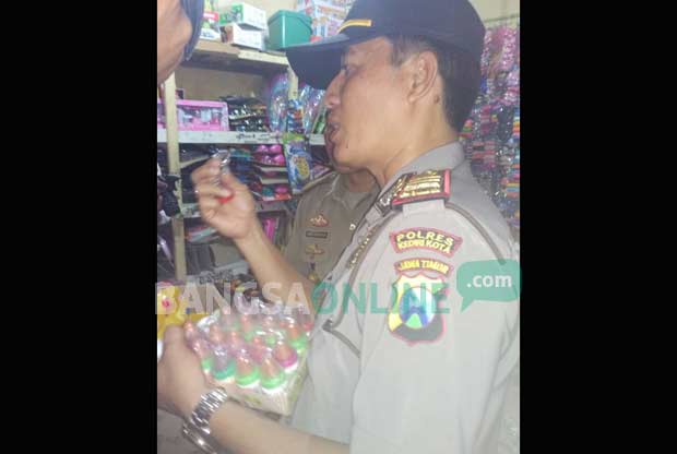 Petugas dari Dinas Perindustrian dan perdagangan Kota Kediri saat memeriksa permen dot yang diduga mengandung narkoba. foto: ARIF K/ BANGSAONLINE