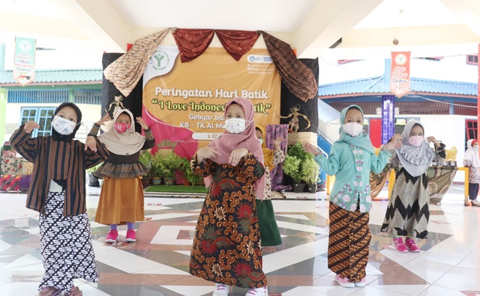 MODEL CILIK: Siswa KB-TK Al Muslim Sidoarjo mengikuti fashion show berbusana batik dengan mematuhi prokes, Jumat (1/10/2021). Kegiatan ini dalam rangka menyambut Hari Batik Nasional 2 Oktober.  foto: istimewa