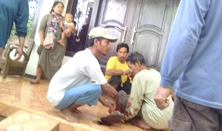 Korban saat hendak dibawa ke rumah sakit usai dibacok suaminya sendiri.