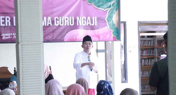 Bupati Jember, M. Fawait saat memberi sambutan di depan para guru ngaji