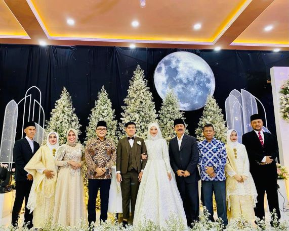 Resepsi pernikahan Sri Sukmana Damayanti, kerabat dekat Menko Polhukam Mahfud MD, di Gedung Prima Jaya Abadi Pamekasan, Ahad 8 Mei 2022 lalu. Tampak ia diapit Bupati Pamekasan Baddrut Tamam dan Wakil Bupati Pamekasan Faattah Yasin. Foto: dok. pri/ bangsaonline.com