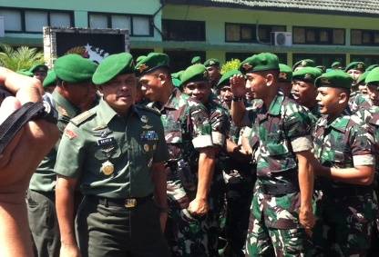 Kepala Staf Angkatan Darat (KASAD) Jendral TNI Gatot Nurmantyo saat melakukan pengecekan prajurit di yonif 521 kediri, Selasa (19/5). (foto: arif kurniawan/BANGSAONLINE)