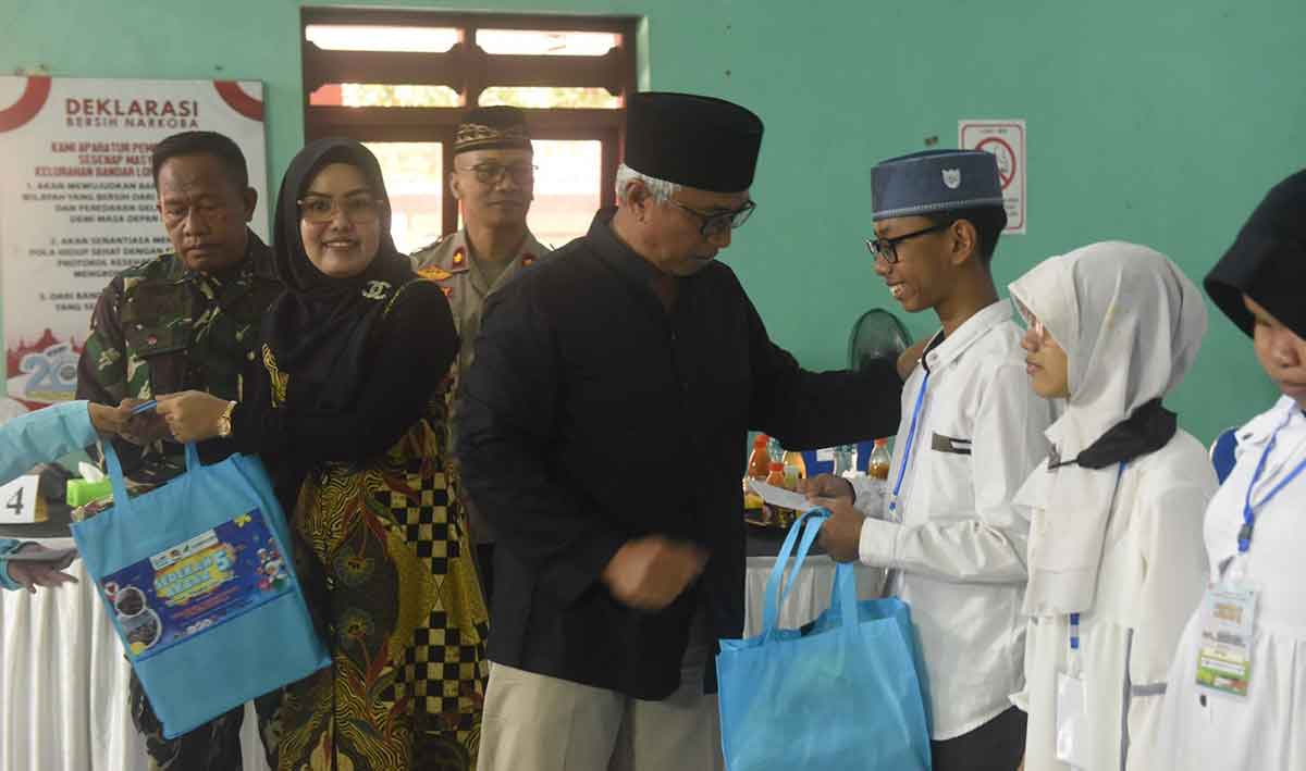Wakil Wali Kota Kediri saat menyerahkan santunan di acara Sedekah Akbar 5. Foto: Ist