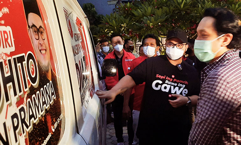 Calon Bupati Kediri, Hanindhito Himawan Pramana (kaos hitam) saat menerima mobil ambulans dari Diaz Hendroprijono, Rabu (11/11). foto: MUJI HARJITA/ BANGSAONLINE