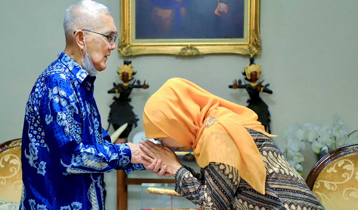 Gubernur Khofifah saat bertemu Try Sutrisno, Wapres ke-6 RI.