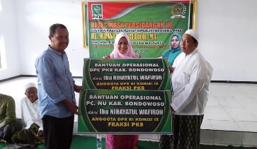 Nihayatul Wafiroh saat Memberikan Bantuan Oprasional Kepada Ketua PCNU dan Ketua DPC PKB. (foto: sugiyanto/BANGSAONLINE)