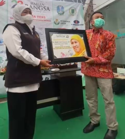 CEO HARIAN BANGSA, M Mas’ud Adnan, saat menyerahkan Penghargaan Utama kepada Gubernur Jatim Khofifah Indar Parawansa sebagai Ummul Yatama wal Masakin (Ibunya para anak yatim dan orang miskin) dalam HUT ke-22 HARIAN BANGSA di kantor HARIAN BANGSA Jl Cipta Menanggal I/35 Surabaya, Selasa (1/3/2022). Foto: bangsaonline.com
