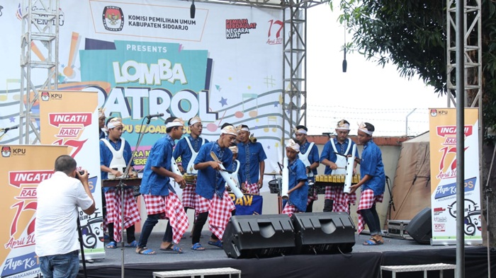 ATRAKTIF: Peserta Lomba Patrol yang digelar oleh KPU Sidoarjo. Foto: ist