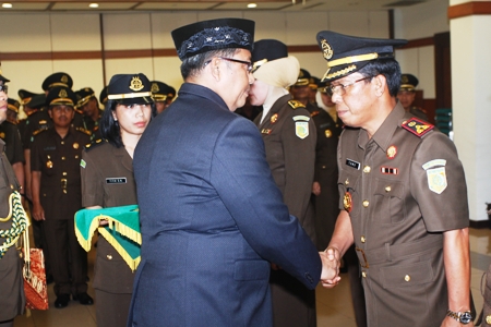 ?Kajati Jatim Arminsyah memberi ucapan selamat kepada Kepala Kejari Surabaya yang baru, Tomo. Foto:nur faishal/BANGSAONLINE