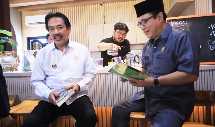 SANTAI: Wabup Nur Ahmad dan Ketua DPRD Usman saat mencoba Cafe Baca Dinas Perpustakaan Sidoarjo, Rabu (4/3). foto: ist