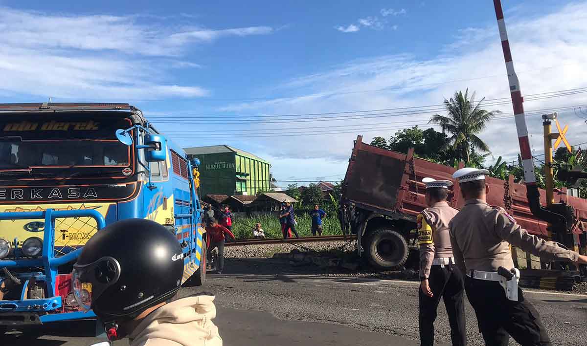 Petugas saat mengatur arus lalu lintas akibat kecelakaan kereta api dengan truk di Kota Blitar.