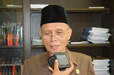 ?KH Sholeh Hayat SH, Ketua Pansus Pulau Galang. Foto:diday rosadi/BANGSAONLINE