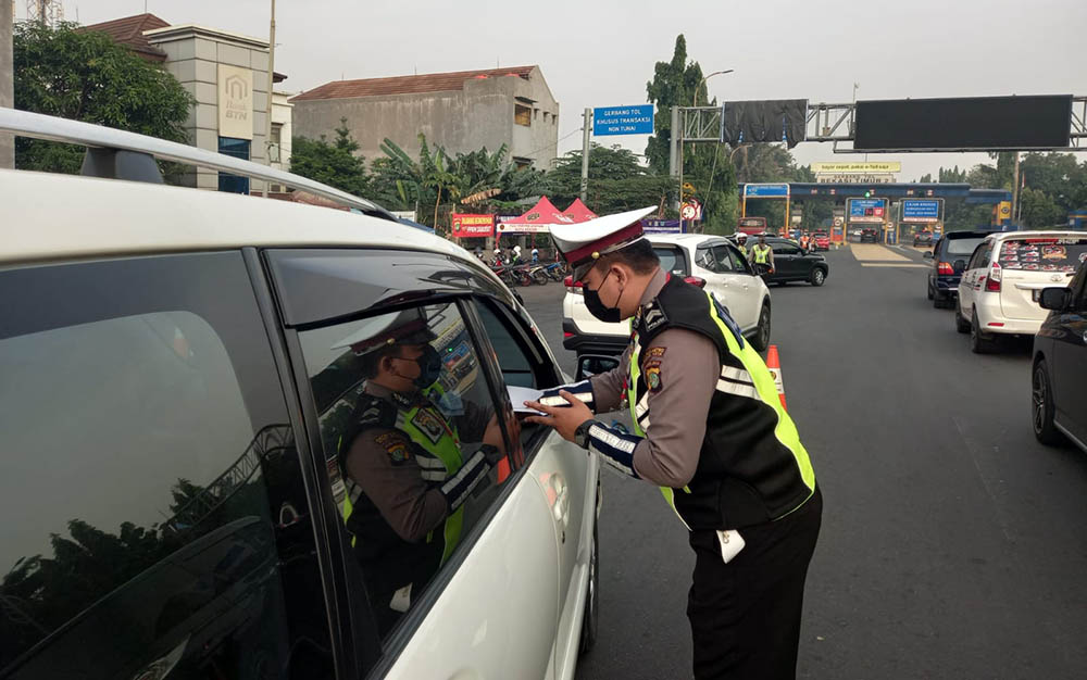 Petugas memeriksa salah satu kendaraan di salah satu exit tol.