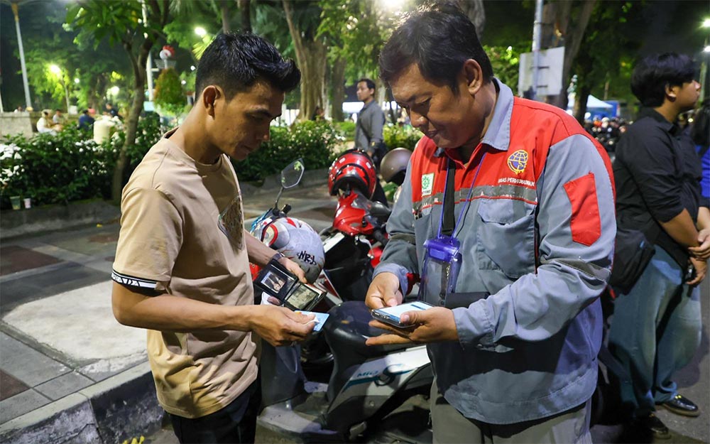 Edukasi parkir digital, pembagian gratis dan penjualan kartu uang elektronik. Foto: Hms