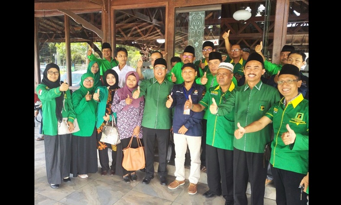 Jajaran pengurus DPC PPP Gresik dan tim verifikasi faktual KPUD. foto: SYUHUD A/ BANGSAONLINE