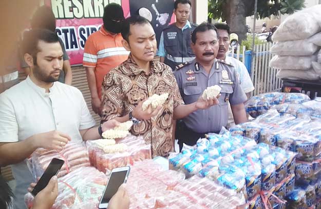 Kasat Reskrim Polresta Sidoarjo Kompol M Haris menunjukkan mie siap edar. 