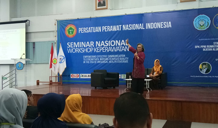 Guru Besar UI Prof. Dr. Budi Anna Keliat S.Kp., M.App., Sc. saat memberikan pemaparan.