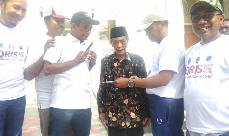 KH. Abdul Azis Khoiri saat memberikan ijazah penangkal virus corona kepada pejabat Lamongan. foto: NUR QOMAR/ BANGSAONLINE