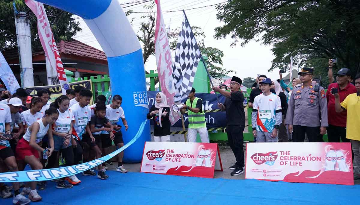 Wakil Wali Kota Kediri, Qowimuddin Thoha atau yang akrab disapa Gus Qowim, saat memberangkatkan peserta Lirboyo Fun Run. Foto: Ist
