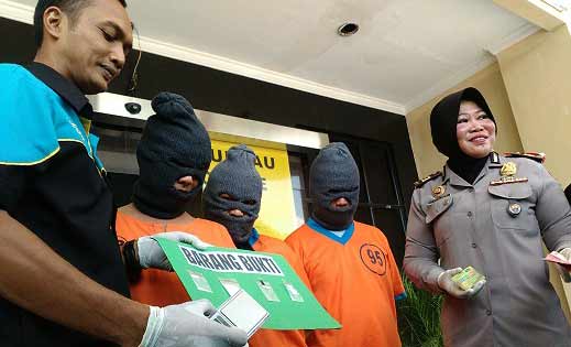 Tersangka dua sejoli pengedar sabu.