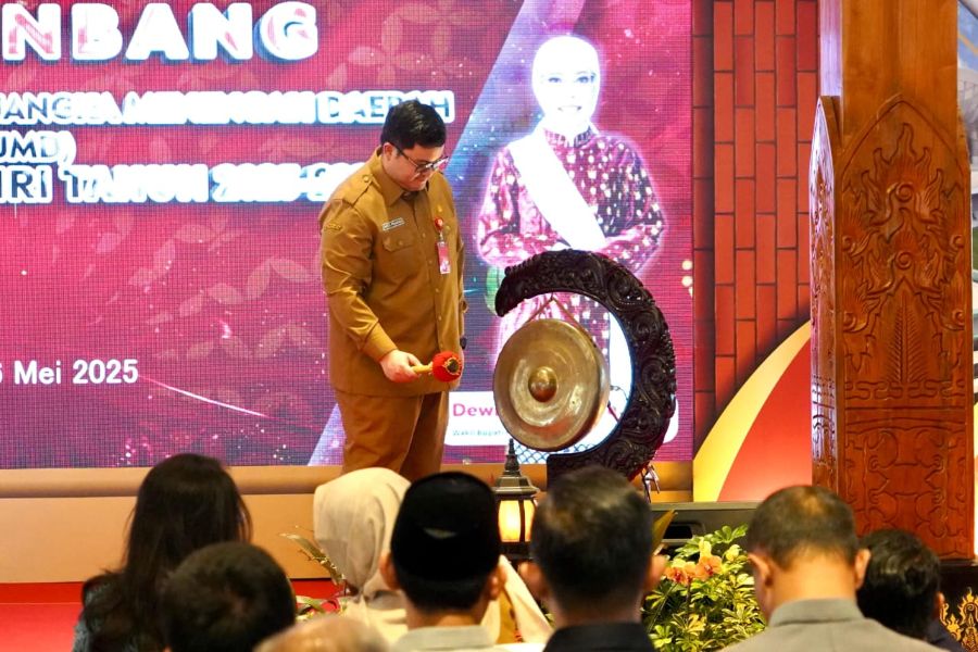 Bupati Kediri Hanindhito Himawan Pramana saat membuka Musrenbang dengan memukul gong. (Ist). 