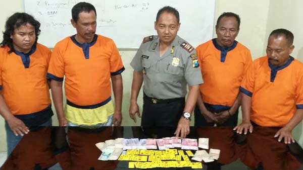 DIAMANKAN: Kapolsek Manyar, AKP Mulyono ketika ekspos para pelaku judi. foto: syuhud/ BANGSAONLINE