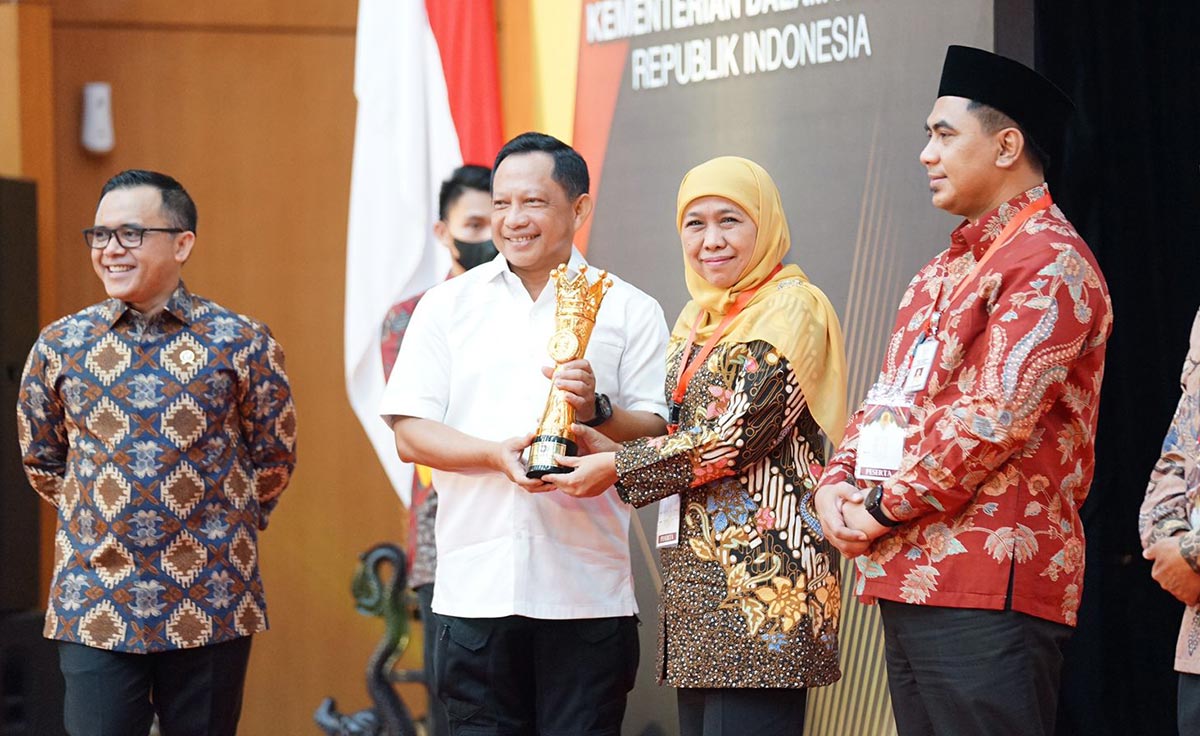 Gubernur Jawa Timur Khofifah Indar Parawansa saat menerima piagam IGA Award dari Mendagri Muhammad Tito Karnavian di Ruang Sasana Bhakti Praja Kemendagri Jakarta, Jumat (23/12).