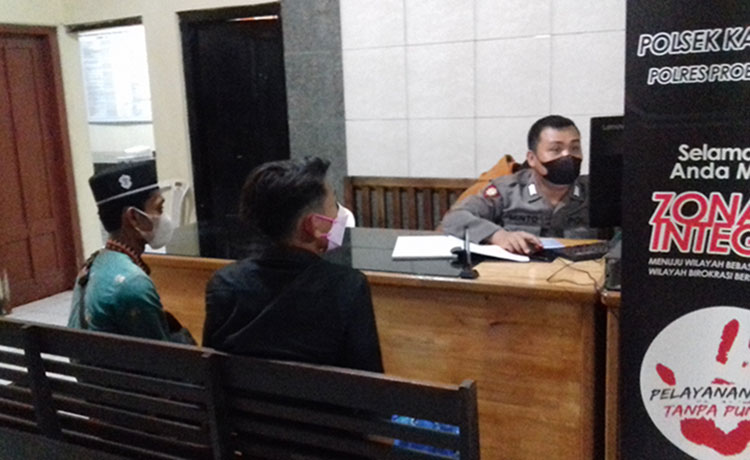 Yogi saat melapor di Mapolsek Kademangan, Rabu (9/6/2021). (foto: ist)