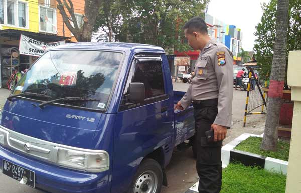 Mobil korban saat dibawa ke Polsek Kepanjenkidul Kota Blitar. foto: AKINA/ BANGSAONLINE