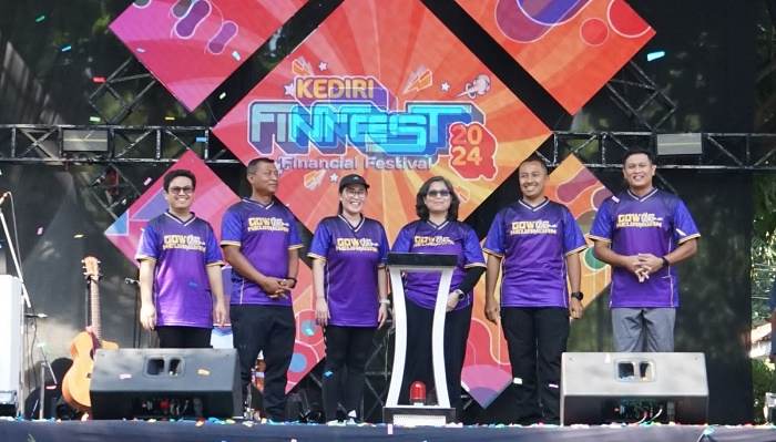 Pj Wali Kota Kediri Zanariah (empat dari kiri) bersama Kepala OJK Kediri Ismirani Saputri, saat membuka kegiatan Financial Festival (FinFest) tahun 2024. Foto: Ist.