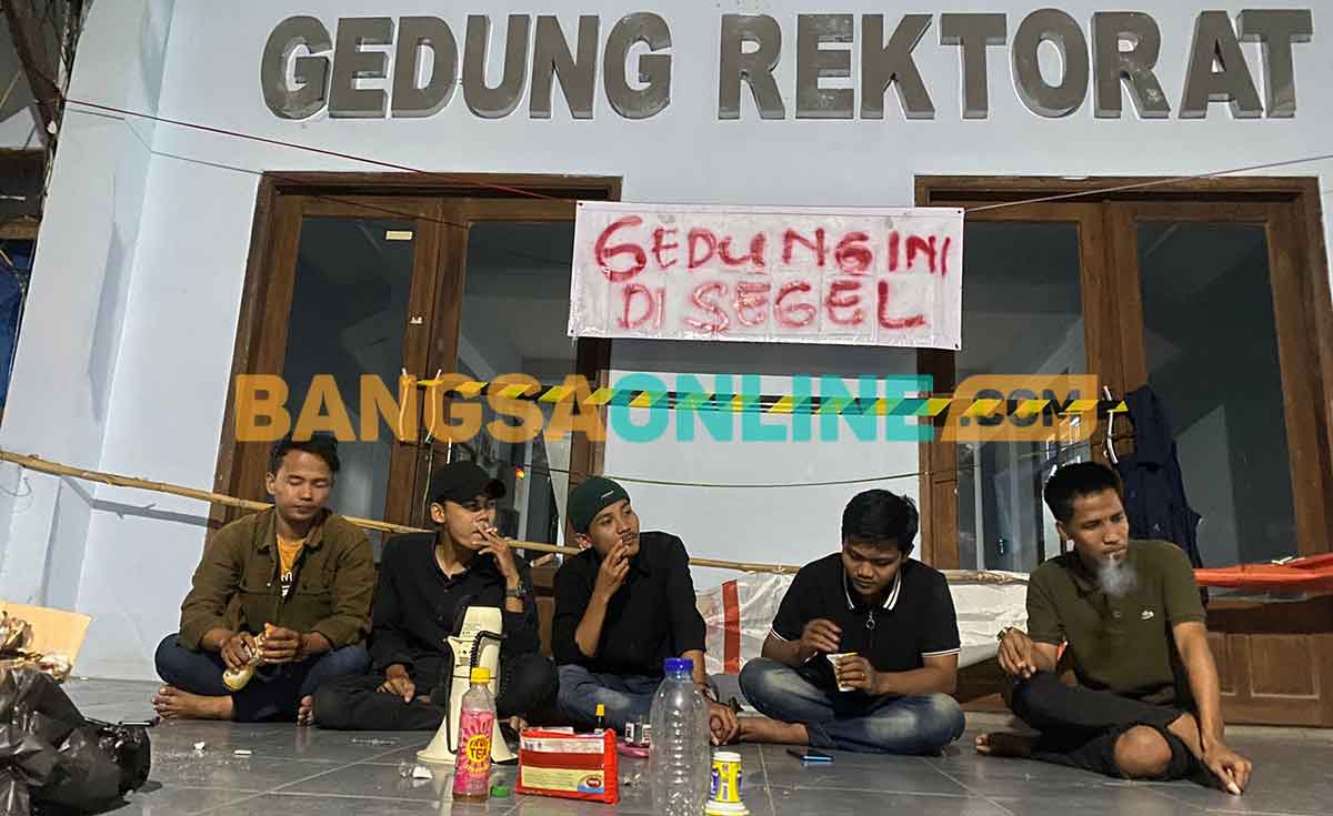 Aksi protes mahasiswa unira saat tidak ditemui pihak rektorat. Foto: MUTAMMIM/BANGSAONLINE