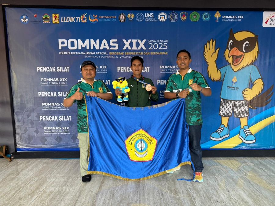 Afzainizam Zur’ain (tengah), mahasiswa Universitas Trunojoyo Madura yang meraih medali perunggu cabang olahraga pencak silat di POMNAS XIX 2025