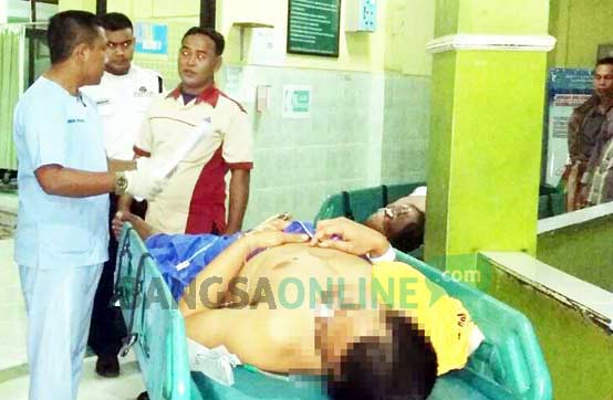 Salah satu korban penusukan saat dirawat di rumah sakit. Kok ada pisau di lapas? foto: ERI SUGIANTO/ BANGSAONLINE
