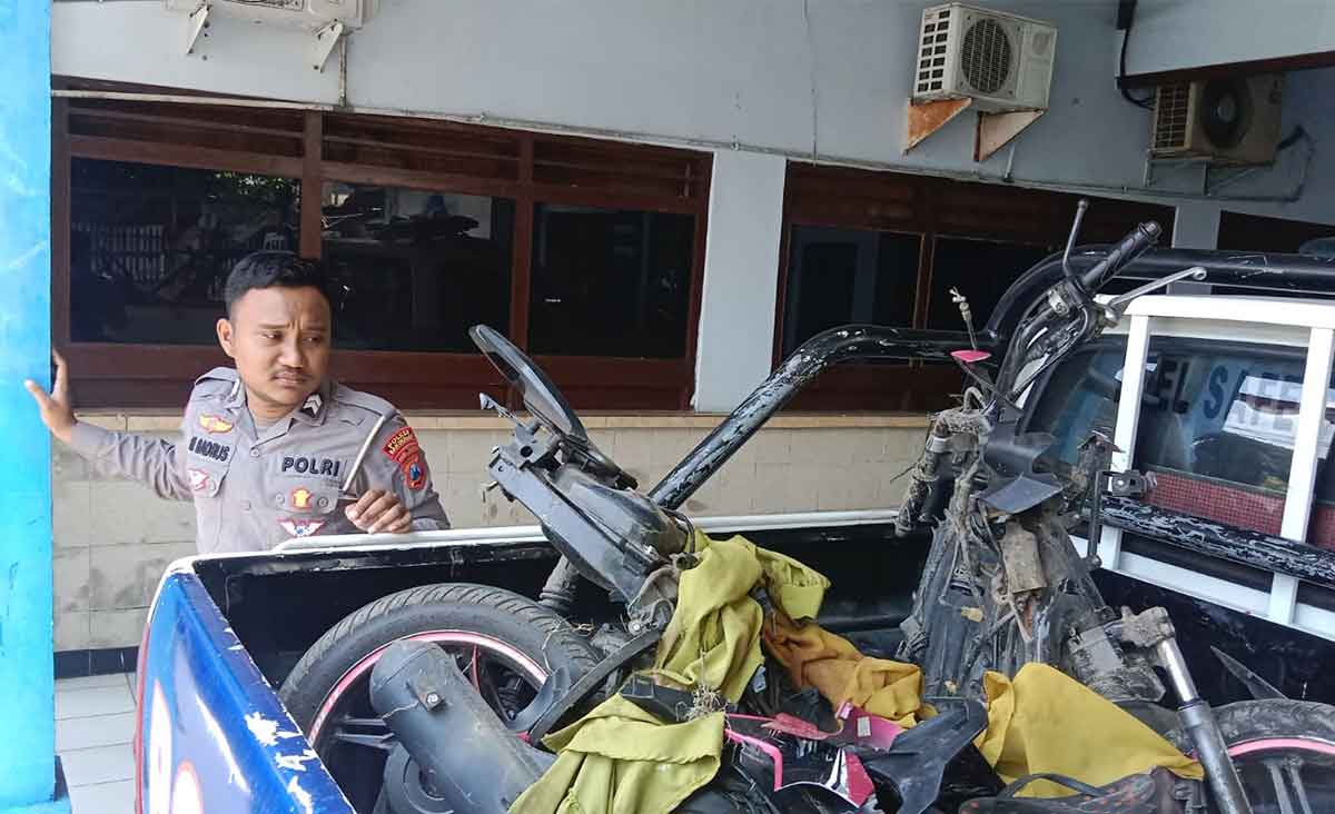 Petugas dari Satlantas Polres Bangkalan saat mengevakuasi motor yang terlibat kecelakaan.