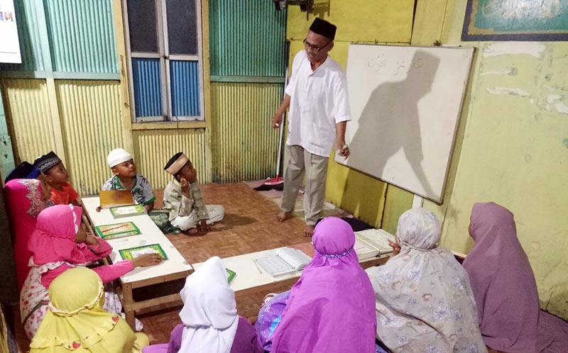 Ilustrasi guru sedang mengajar mengaji. foto: Taufiq/ Masalembo.com