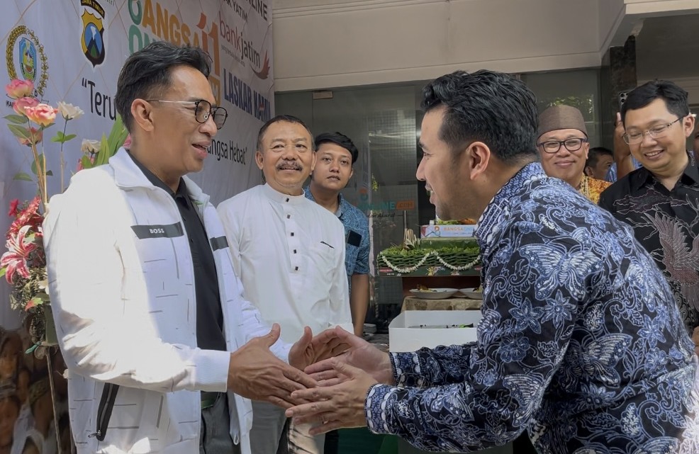 Ketua DPW PAN Jatim sekaligus DPR RI, Ahmad Rizki Sadig (kiri), berjabat tangan dengan Wakil Gubernur Jatim, Emil Elestianto Dardak, saat menghadiri HUT ke-11 BANGSAONLINE. Foto: SULTHON/ BANGSAONLINE