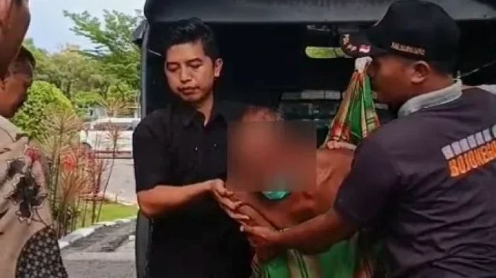 Petugas gabungan saat menurunkan ODGJ dari mobil usai dievakuasi dari Jl. Trunojoyo