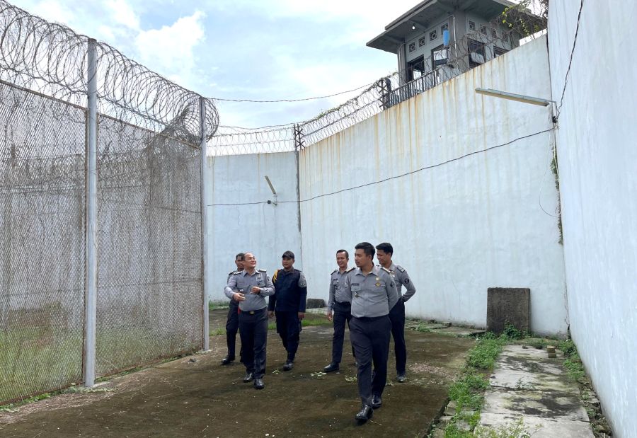Kepala KPLP, Septyawan Kuspriyo bersama Kasi Adm Kamtib, Hilman Hilmawan saat melakukan kontrol keliling di area Lapas