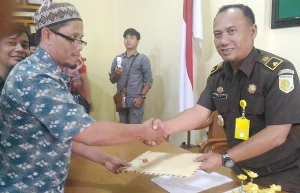 Sabil el Achzan perwakilan pedagang menyerahkan berkas laporan dugaan pungli kepada Kasubag BIN Kejari Negeri Kota Malang, Hadi Riyanto SH MH.