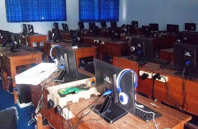 Suasana ruang Labkom SMA N 1 Patianrowo yang sudah terpasang sarana dan prasarana untuk UNBK.