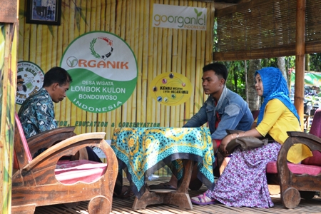 Ketua Lembaga LaDewi, Baidhawi berbincang-bincang dengan pengunjung Desa Wisata. Foto: yogik mz/BANGSAONLINE