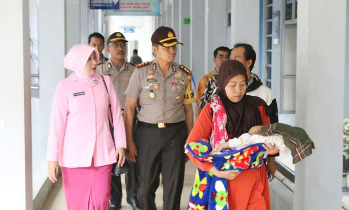 Dengan tegar, Pasinah dan suaminya Ahmad Khusin (38) diantar Kapolres Bojonegoro AKBP Wahyu S Bintoro, dan Ketua Bhayangkari Ny. Sistri Handayani Wahyu S Bintoro,  Direktur RSUD Sosodoro Djatiekoesomo, menuju menuju ruang khusus perawatan anak.