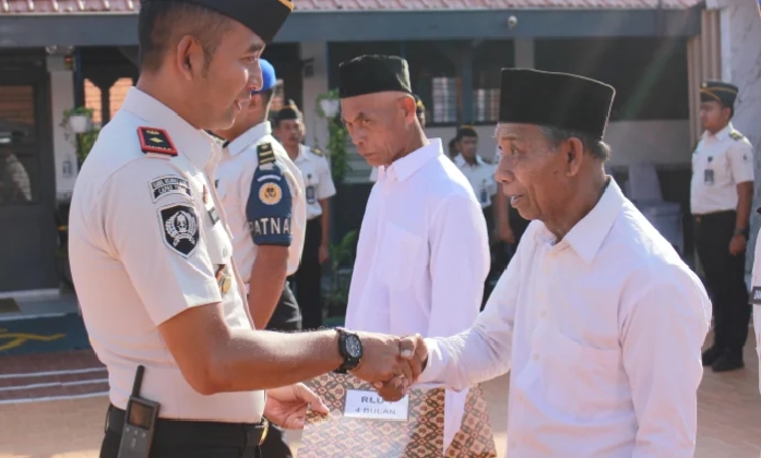 Penyerahan remisi ke 2 warga binaan Lapas Tuban