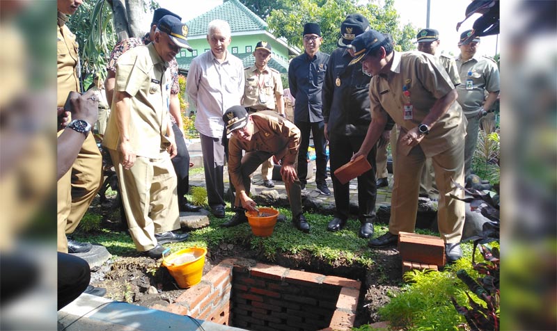 Wali Kota Malang Sutiaji didampingi Wawali Sofyan Edi dan Sekkota Wasto memasang batu bata bata tanda untuk pembuatan sumur injeksi di kantor Kecamatan Blimbing, Selasa (11/02). foto: IWAN IRAWAN/ BANGSAONLINE