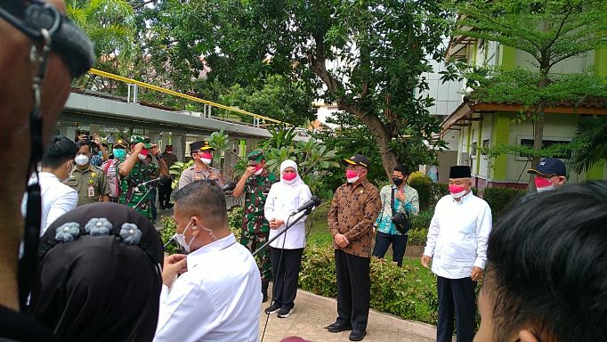 Menko PMK Muhajir Effendy, Gubernur Jawa Timur Khofifah, Prof Dr KH Asep Saifuddin Chalim, MA dan Rektor Unair M Nasih dalam acara Seremoni Uji Klinik Vaksin Merah Putih di RSUD Dr Soetomo Surabaya, Rabu (9/2.2022). Foto: mma/bangsaonline.com)